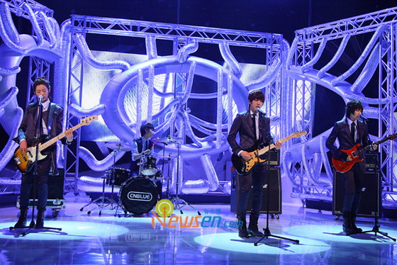 กลุ่มหนุ่ม ๆ CN Blue เป็นศิลปินที่เผชิญหน้ากับข้อกล่าวหา แฮนซิงค์ มากที่สุด พวกเขาอธิบายถึงเรื่องนี้ว่า แฮนซิงค์ จะถูกใช้สำหรับการแสดงในรายการโทรทัศน์ที่มีข้อจำกัด จนไม่สามารถแสดงสดได้เท่านั้น