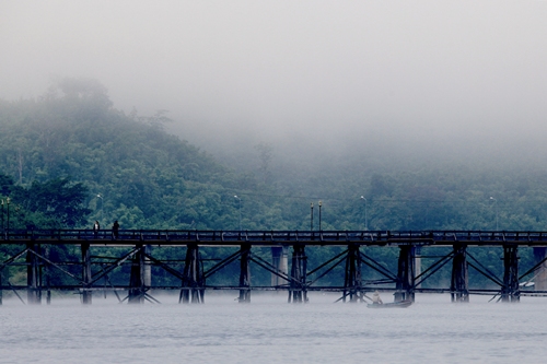 กอดหมอกเมืองกาญจน์ ที่ 'สะพานมอญ'