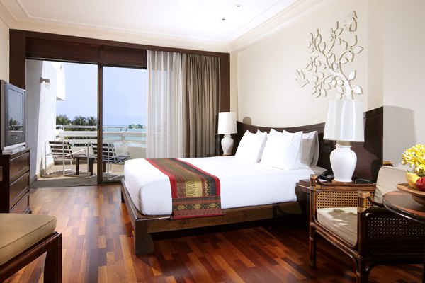 Check in for Paradise! : ฮอลิเดย์ อินน์ รีสอร์ท รีเจ้นท์ บีช ชะอำ