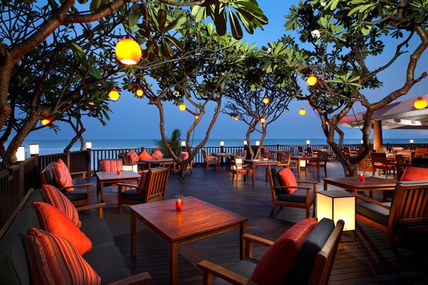 Check in for Paradise! : ฮอลิเดย์ อินน์ รีสอร์ท รีเจ้นท์ บีช ชะอำ