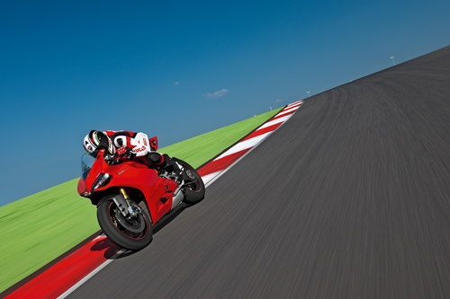 Ducati 1199 Panigale จากสนามแข่ง สู่ท้องถนน