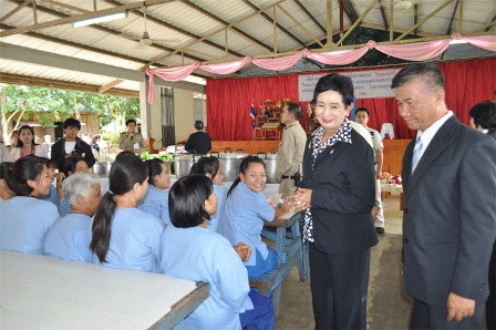 นางนฤมล ปาลวัฒน์ ผู้ว่าราชการจังหวัดแม่ฮ่องสอน พบปะผู้ต้องขังเรือนจำจังหวัดแม่ฮ่องสอน และเลี้ยงอาหารกลางวันผู้ต้องขัง 566 คน