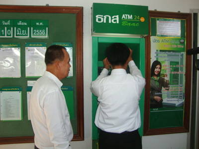 นายณรงค์ พริ้งเพราะ  ผู้จัดการ ธ.ก.ส. จ.สุรินทร์ พร้อมเจ้าหน้าที่ธนาคาร เข้าตรวจสอบตู้เอทีเอ็ม  ธ.ก.ส. สาขา ศีขรภูมิ เปิดอ้าซ่าปริศนาหวิดสูญเงิน 5 ล้านบาท ในที่เกิดเหตุด้วยตัวเอง วันนี้ ( 10 มิ.ย.)