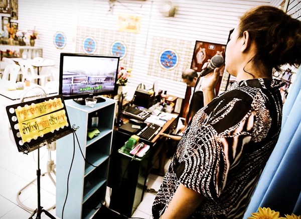 คาราโอเกะ ส.ว. โลกรื่นรมย์ใบเล็กๆ กลางเมืองหลวง