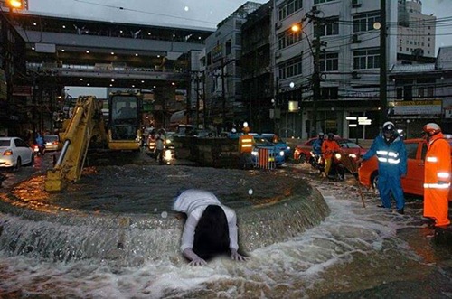 สื่อนอก ชาวเน็ต ล้อขำๆ Amazing Thailand ท่อแตกกลางกรุง