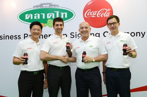 มร.ฮอร์เฮ่ ชาซาร์เร็ตต้า (ที่ 2 จากขวา) กรรมการผู้จัดการ บริษัท ไทยน้ำทิพย์ จำกัด และ มร.เกรแฮม ชาร์ล แซนด์เดอร์ส (ที่ 2 จากซ้าย) ประธานเจ้าหน้าที่บริหาร บริษัท ไทย แอ็กโกร เอ็กซเชนจ์ จำกัด