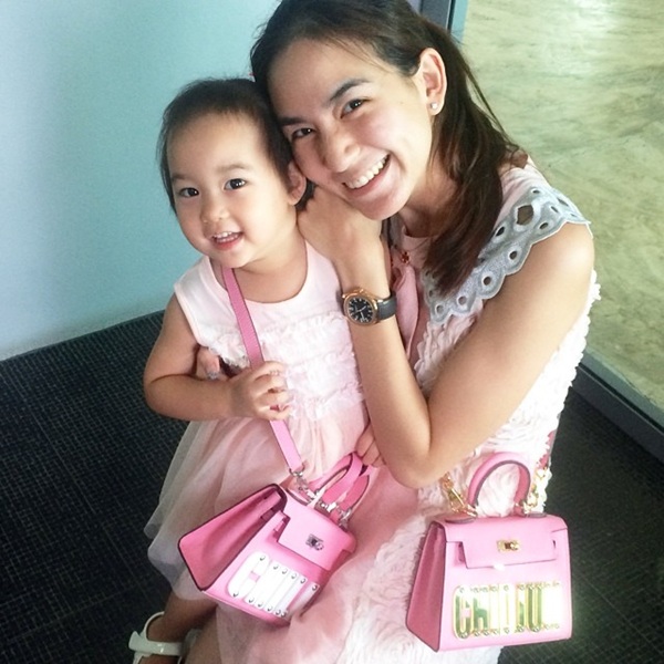 ชื่นชม...12 คุณแม่ยังสาว และสวย