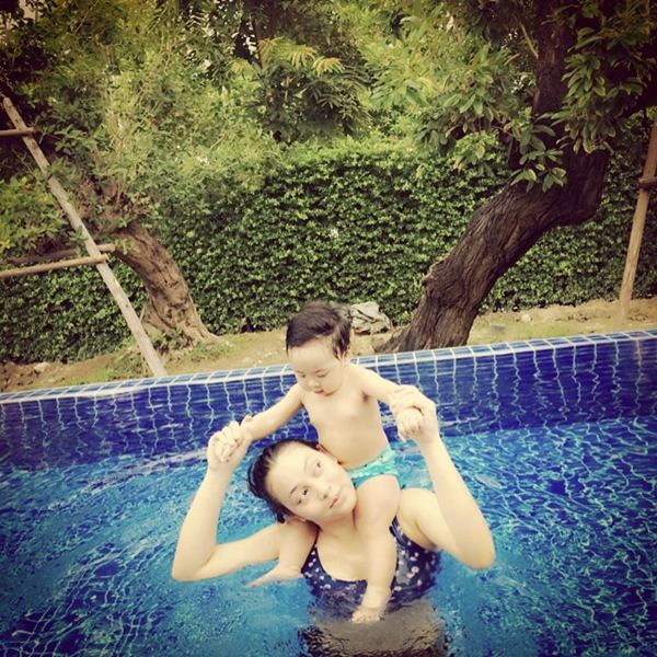 ชื่นชม...12 คุณแม่ยังสาว และสวย