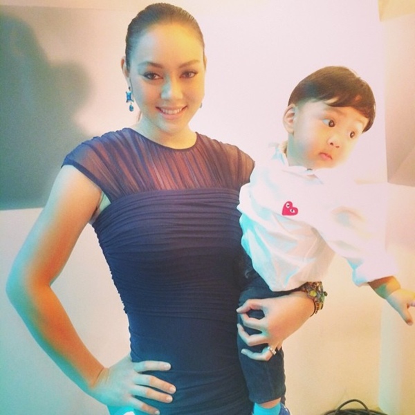 ชื่นชม...12 คุณแม่ยังสาว และสวย