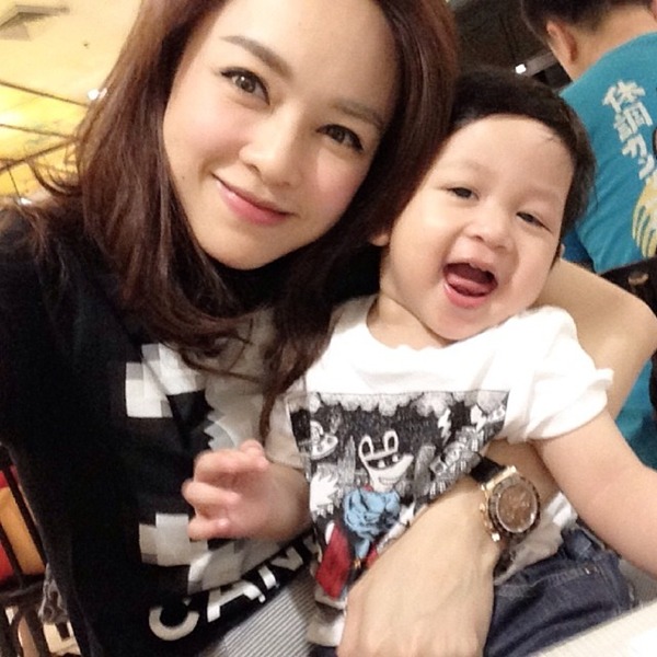 ชื่นชม...12 คุณแม่ยังสาว และสวย