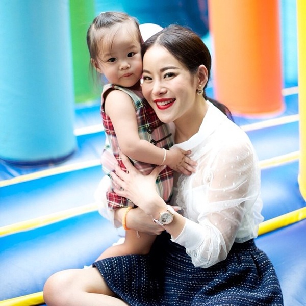 ชื่นชม...12 คุณแม่ยังสาว และสวย