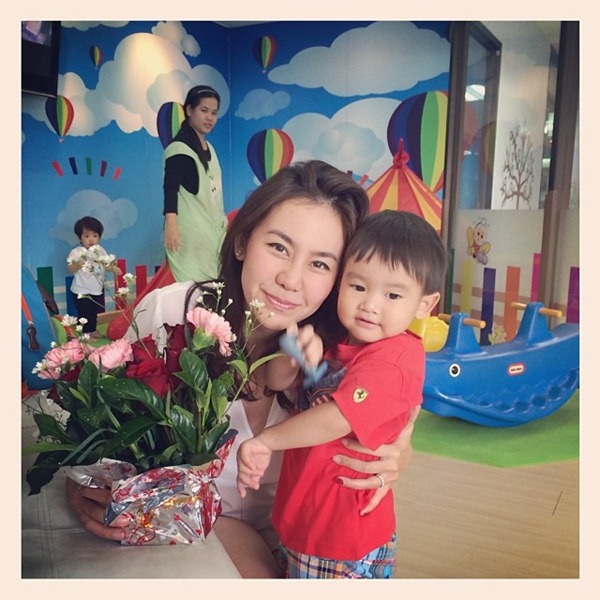 ชื่นชม...12 คุณแม่ยังสาว และสวย