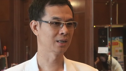   รศ.นพ.ภพ  โภศลารักษ์ ผู้อำนวยการสถาบันเอดส์ มข.