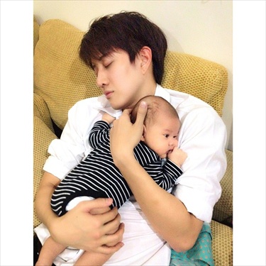 พ่อลูกดารากับภาพแสนอบอุ่นบน IG