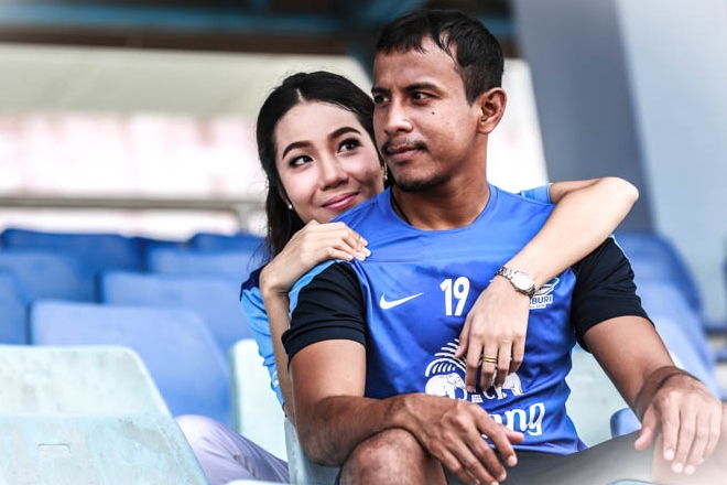 ส่องหวานใจนักเตะช้างศึกชุดซูซูกิคัพ 2014