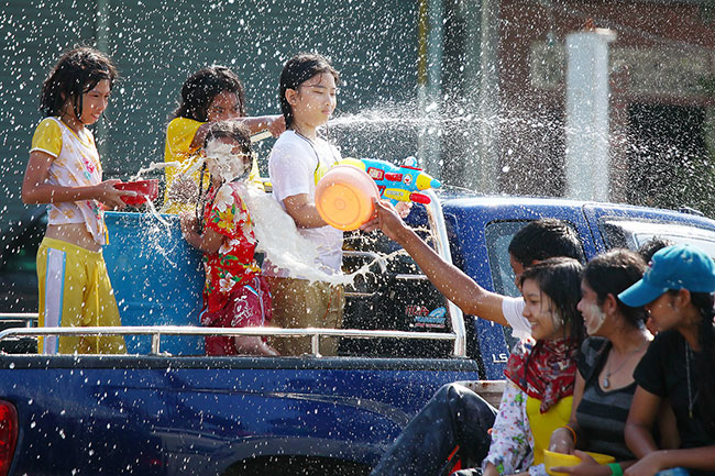 รู้ทันวันสงกรานต์ด้วย 5 วิธีรับมือชั่วโมงมหาเปียก