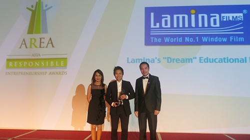 จันทร์นภา สายสมร รับมอบรางวัล Asia Responsible Entrepreneurship Awards 2015 จาก Mr. Dato’ William Ng (ที่ 3 จากซ้าย)  และ  Congresswoman Gwendolyn Garcia