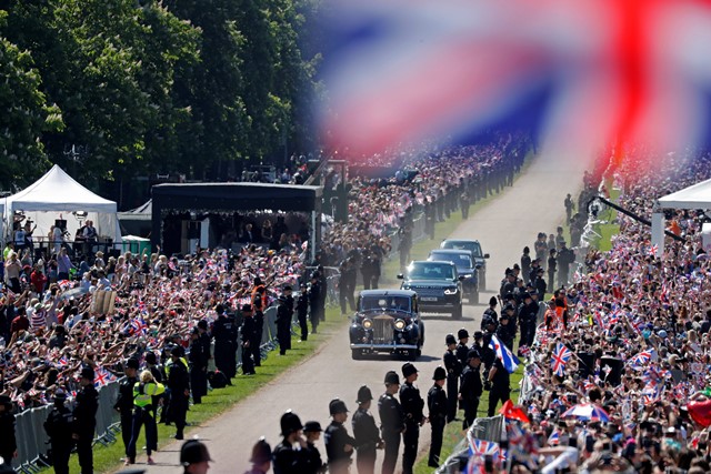 ประชาชนผู้มาร่วมแสดงความยินดีข้างถนนลองวอล์คที่ทอดยาวไปสู่พระราชวังวินเซอร์ก่อนพระราชพิธีเสกสมรสและขบวนเสด็จของเจ้าชายแฮร์รี ดยุคแห่งซัสเซกซ์ ของอังกฤษ  และ เมแกน มาร์เคิล ในวินเซอร์