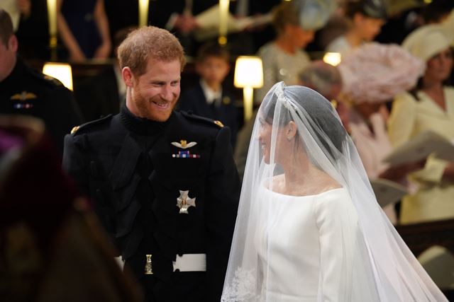 เจ้าชายแฮร์รีและพระคู่หมั้น เมแกน มาร์เคิล เดินถึงแท่นพิธีสำหรับพิธีเสกสมรสในโบสถ์เซนต์จอร์จ