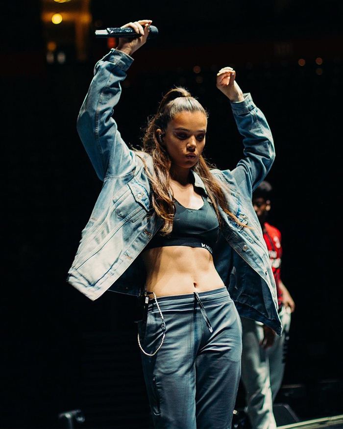 แอบดูความเซ็กซี่ ‘เฮลีย์ สไตน์เฟลด์’ สาวมหัศจรรย์ที่จะพาบัมเบิลบีขึ้นแท่นบ็อกออฟฟิศ