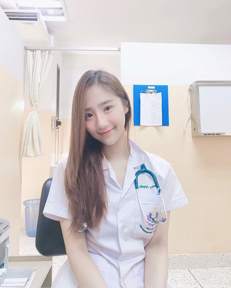 ‘ลิลลี่ วรัญญา’ ว่าที่คุณหมอสุดน่ารัก ที่หนุ่มๆ เห็นแล้วอยากบริจาคดวงใจ?