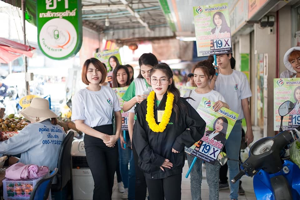 แกนวาร์ปร้อนฉ่า! ซี๊ดคูหาสั่น เมื่อนางแบบเซ็กซี่สาวก้าวสู่ว่าที่ ส.ส.  ‘พลอยไพลิน รัตนเสถียร’