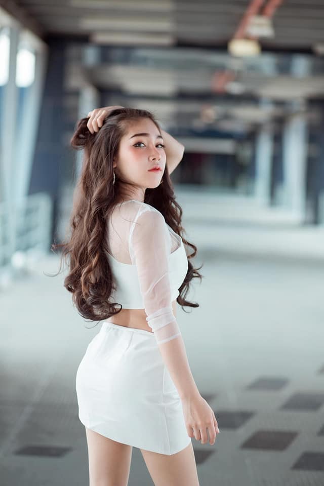 แกนวาร์ปร้อนฉ่า! ซี๊ดคูหาสั่น เมื่อนางแบบเซ็กซี่สาวก้าวสู่ว่าที่ ส.ส.  ‘พลอยไพลิน รัตนเสถียร’