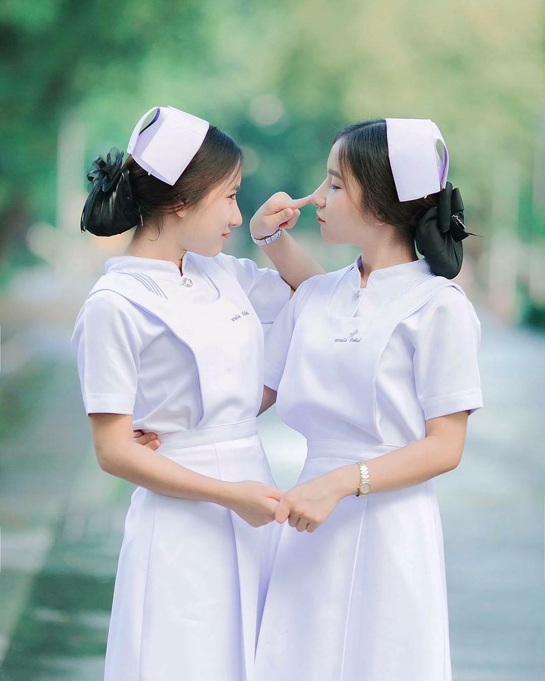 ป่วยในทันที! เมื่อเห็นคู่แฝดพยาบาลบาลน่ารักขนาดนี้
