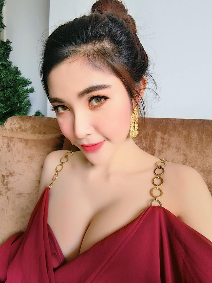 เหมาะ ไม่เหมาะ? สาวแต่งคอสเพลย์คล้ายชุดข้าราชการครู วาบหวิวจัดปาร์ตี้วันเกิด