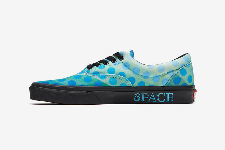 เมื่อ Vans ร้อยเรียงบทกวีของ David Bowie ให้กลายมาเป็นรองเท้าที่น่าสะสม