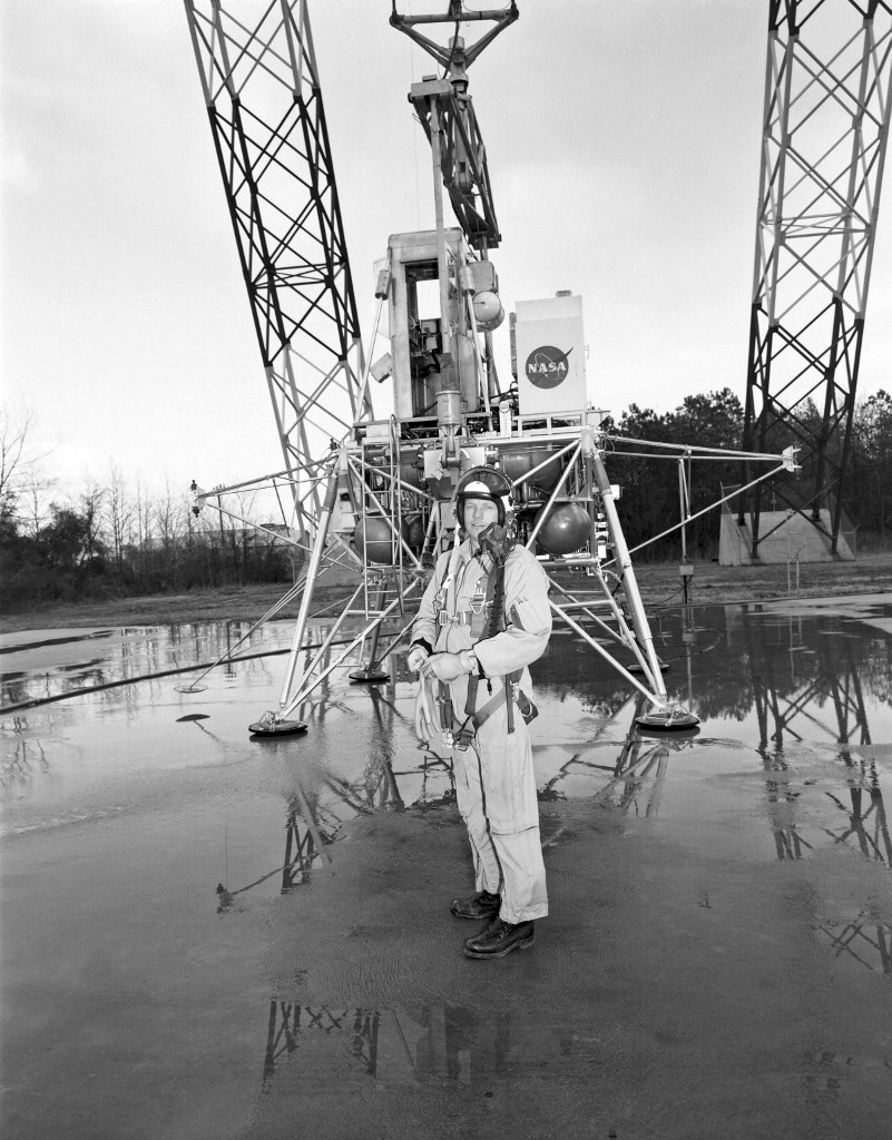 ภาพ นีล อาร์มสตรอง ฝึกซ้อมสำหรับภารกิจอะพอลโล 11 เมื่อ ก.พ.1969 ที่สำนักวิจัยการลงจอดดวงจันทร์ (Lunar Landing Research Facility) ก่อนจะสร้างประวัติศาสตร์เป็นมนุษย์คนแรกที่ก้าวลงดวงจันทร์ในอีก 5 เดือนหลังจากนั้น (NASA file photo / HO / AFP )
