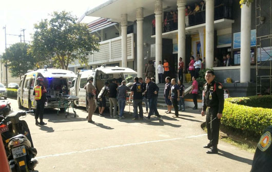 ขณะนำร่างผู้ได้รับบาดเจ็บส่งโรงพยาบาลพระปกเกล้า จังหวัดจันทบุรี