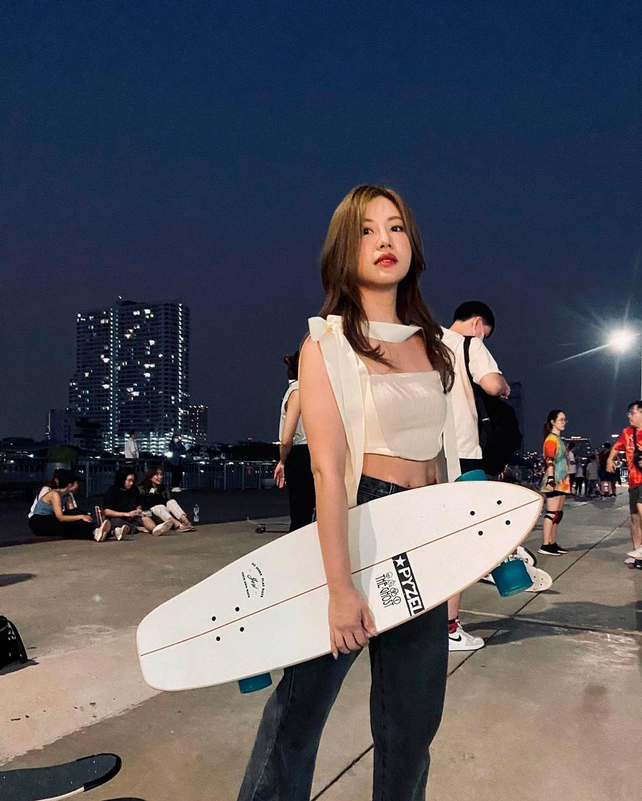 สาวๆ กับ Surf Skate ไลฟ์สไตล์ของคนคูลๆ พ.ศ. นี้นิยมเล่นกัน