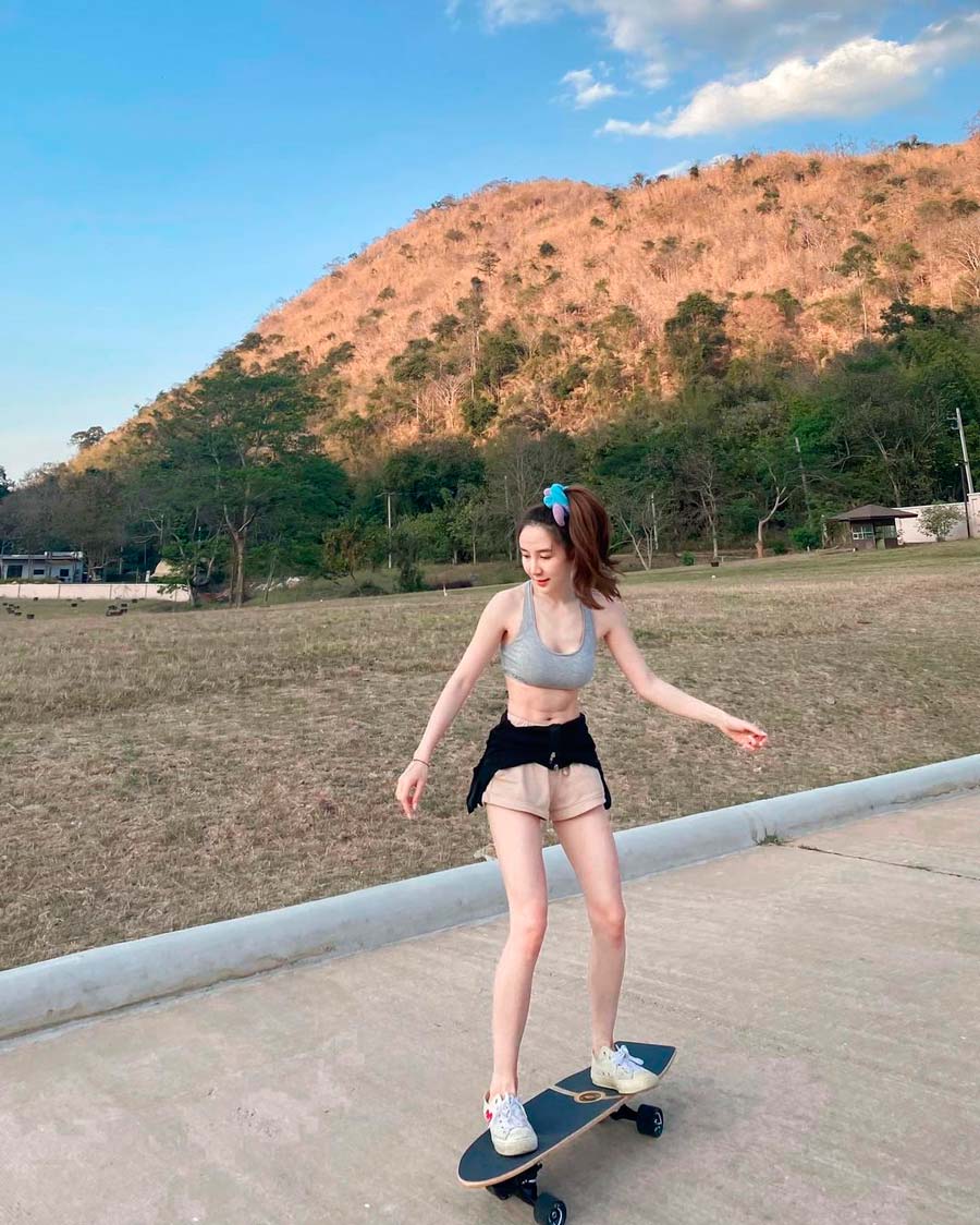 สาวๆ กับ Surf Skate ไลฟ์สไตล์ของคนคูลๆ พ.ศ. นี้นิยมเล่นกัน