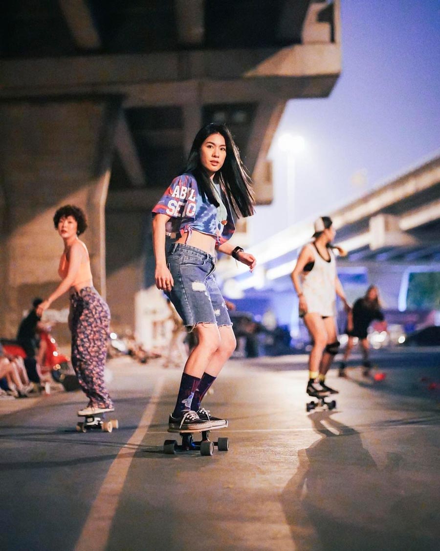 สาวๆ กับ Surf Skate ไลฟ์สไตล์ของคนคูลๆ พ.ศ. นี้นิยมเล่นกัน
