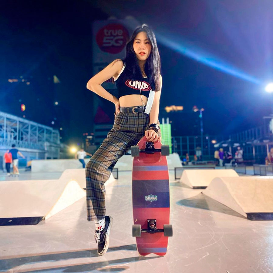 สาวๆ กับ Surf Skate ไลฟ์สไตล์ของคนคูลๆ พ.ศ. นี้นิยมเล่นกัน