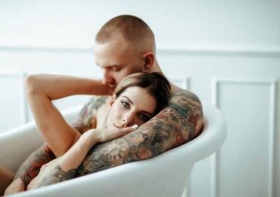 10 เหตุผลที่เราควร “อาบน้ำ” พร้อมคนรักทุกวัน