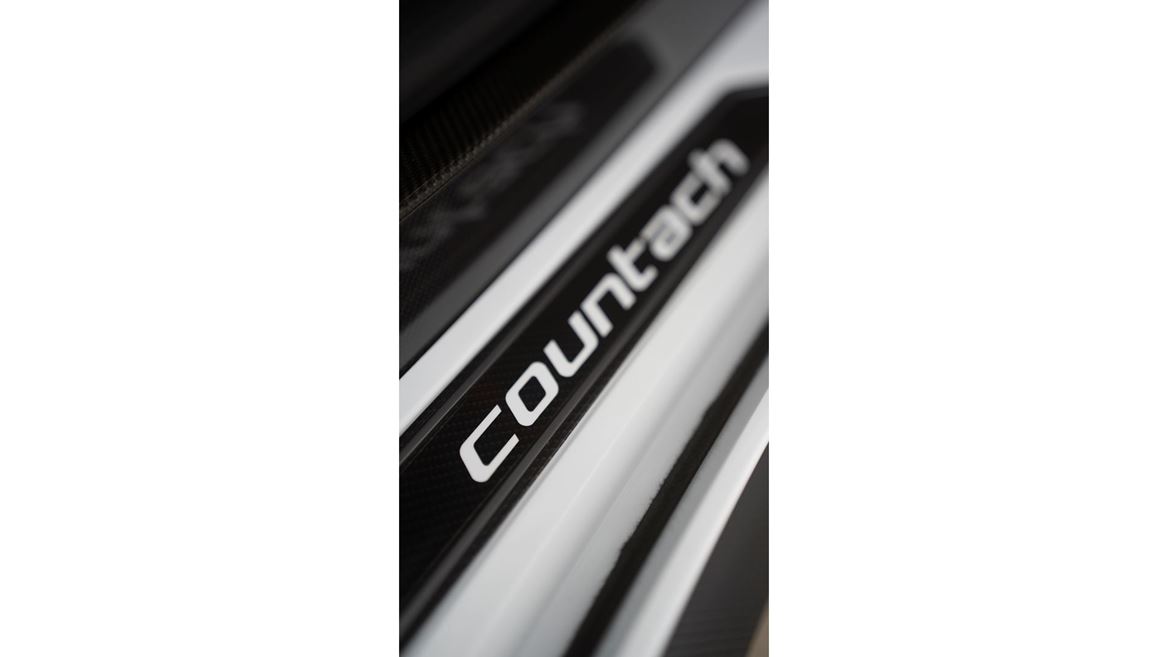 The Countach LPI 800-4 ตำนานที่รุ่งเรืองในปัจจุบัน
