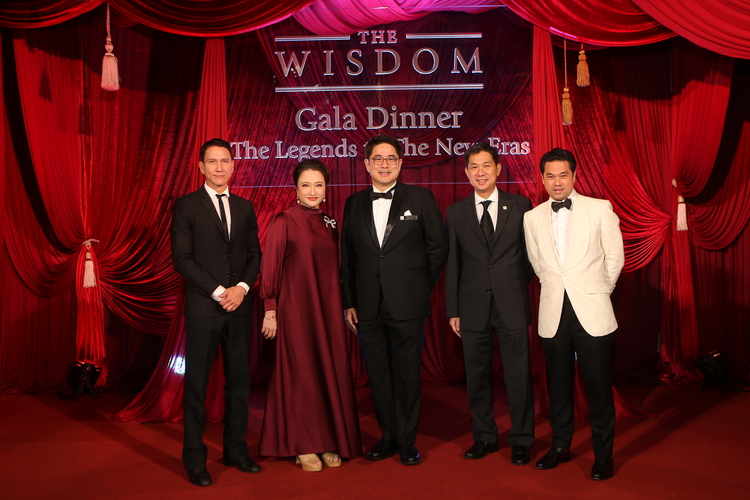 จากซ้าย: กฤษดา สุโกศล แคลปป์, มาริสา สุโกศล หนุนภักดี และผู้บริหารธนาคารกสิกรไทย- ดร.พิพัฒน์พงศ์ โปษยานนท์ ผู้จัดการใหญ่, รุ่งเรือง สุขเกิดกิจพิบูลย์ ผู้จัดการใหญ่ และดร.วิทย์ สิทธิเวคิน 