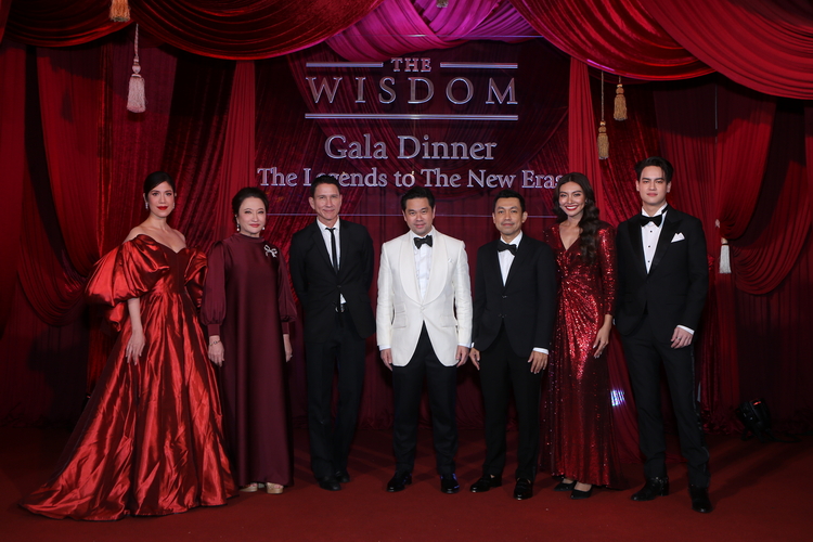 จากซ้าย: น้ำมนต์ ธีรนัยน์ ณ หนองคาย, มาริสา สุโกศล หนุนภักดี, กฤษดา สุโกศล แคลปป์, ดร. วิทย์ สิทธิเวคิน, ป๊อด ธนชัย อุชชิน, แก้ม วิชญานี เปียกลิ่น และไอซ์ พาริส อินทรโกมาลย์สุต