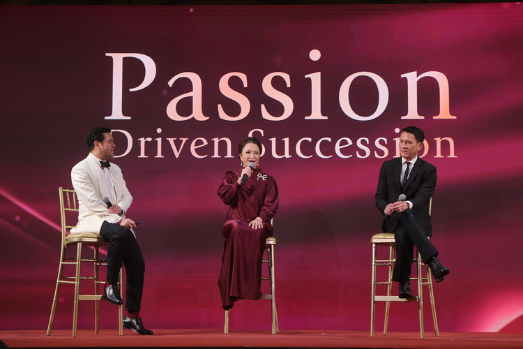 Passion Driven Succession - มาริสา สุโกศล หนุนภักดี และคุณกฤษดา สุโกศล แคลปป์ ร่วมพูดคุยถึง เรื่องราวที่เป็นเอกลักษณ์โดดเด่นของครอบครัวสุโกศล ในการบริหารธุรกิจโรงแรม ผสานกันกับ Passion ของสมาชิกครอบครัวที่มีจุดเด่นแตกต่างกัน และประสบความสำเร็จได้รับรางวัลระดับโลกมากมาย