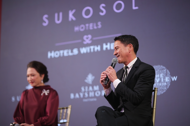 Passion Driven Succession - มาริสา สุโกศล หนุนภักดี และคุณกฤษดา สุโกศล แคลปป์ ร่วมพูดคุยถึง เรื่องราวที่เป็นเอกลักษณ์โดดเด่นของครอบครัวสุโกศล ในการบริหารธุรกิจโรงแรม ผสานกันกับ Passion ของสมาชิกครอบครัวที่มีจุดเด่นแตกต่างกัน และประสบความสำเร็จได้รับรางวัลระดับโลกมากมาย