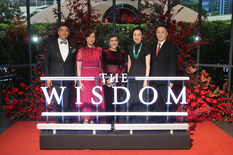 จากซ้าย: ผู้บริหารธนาคารกสิกรไทย ตรีพล ภูมิวสนะ Senior Managing Director, Private Banking Business Head, Private Banking Group, ผกาฉัตร เตชาบูรพานนท์ รองผู้จัดการใหญ่, มัทนวัลย์ โอคส์ Senior Executive Directory, Marketing Expert, Private Banking Group, กนกพรรณ เหตระกูล และ พงศ์พรรณ เวชรังษี