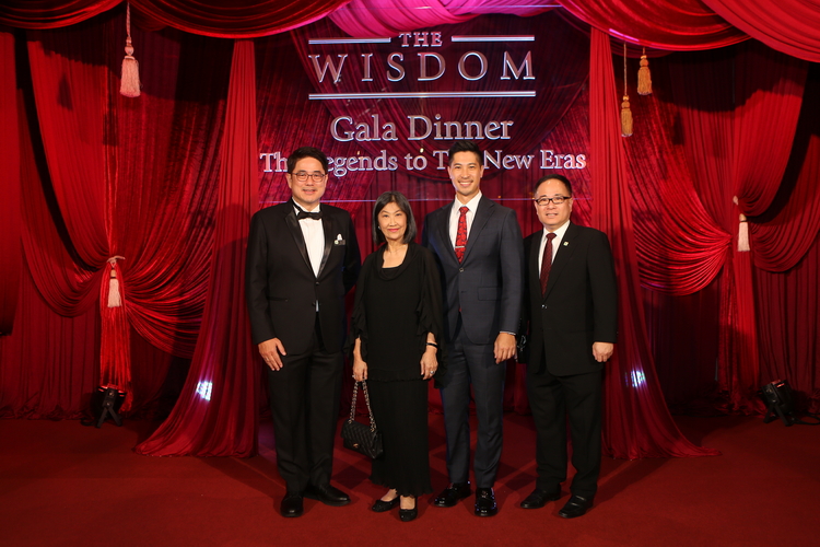 จากซ้าย: ดร.พิพัฒน์พงศ์ โปษยานนท์ ผู้จัดการใหญ่, รัตนาภรณ์ ศรีธารา, ธนพนธ์ เบญจรงคกุล, พงศกร ล่ำซำ Senior Managing Director, Private Banking Business Head, Private Banking Group