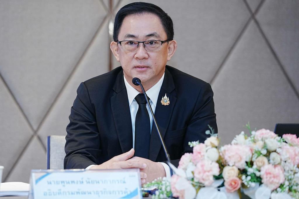 นายพูนพงษ์ นัยนาภากรณ์ อธิบดีกรมพัฒนาธุรกิจการค้