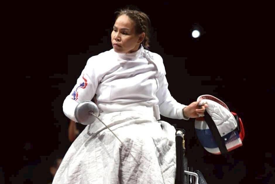   “แวว” สายสุนีย์ จ๊ะนะ นักกีฬาวีลแชร์ฟันดาบหญิงทีมชาติไทย วัย 51 ปี เจ้าของ 3 เหรียญทองพาราลิมปิกเกมส์ 2024 ที่ประเทศฝรั่งเศส 