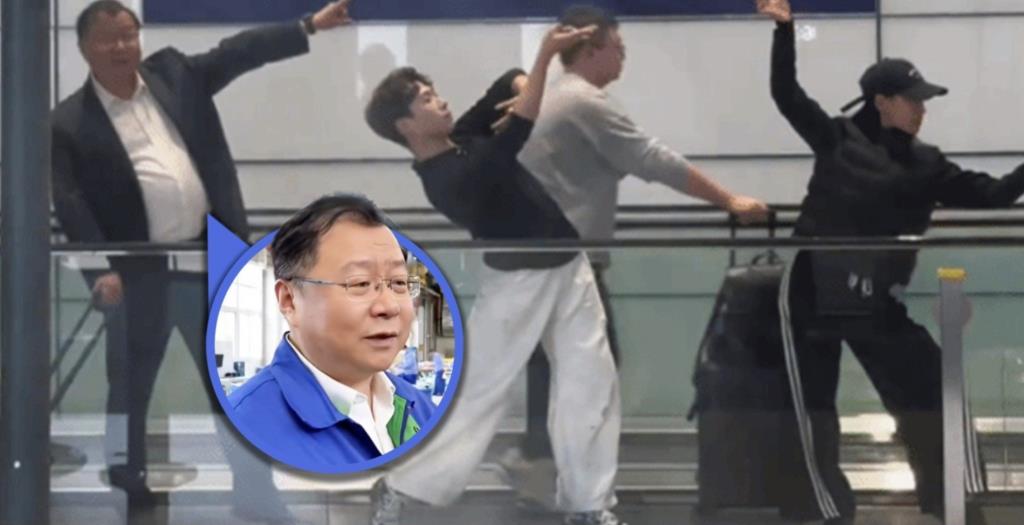 คุณลุงอดใจไม่ไหว ขอร่วมแจมโพสต์ท่าถ่ายรูปสุดฮาตามกลุ่มนักเต้นบนทางเลื่อนในสนามบิน (ภาพจาก : เซาท์ไชน่ามอร์นิ่งโพสต์)