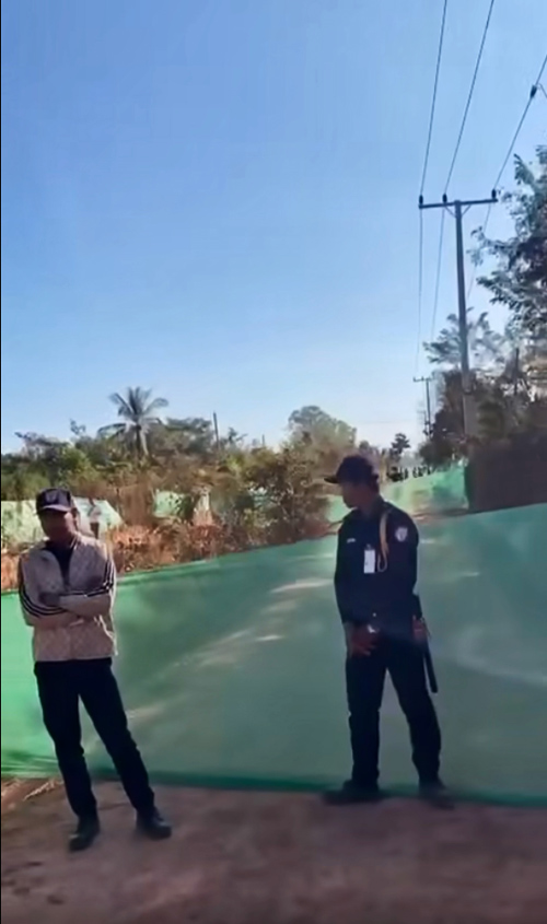 เจ้าหน้าที่นำสแลนมาขึงปิดที่เกิดเหตุ