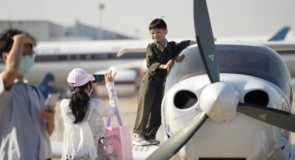 ภาพจากในคลิปของเพจ RTAF News