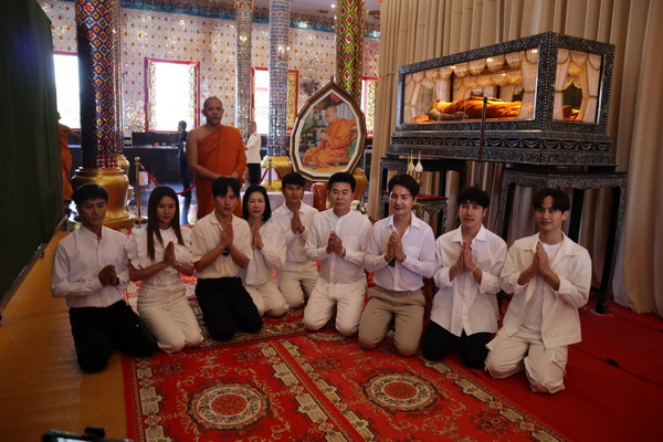 ศิลปินหมอลำอีสานพร้อมใจไปกราบสรีระสังขาร หลวงพ่อเจริญ ฐานยุตโต ที่วัดโนนสว่าง อ.หนองวัวซอ จ.อุดรธานี